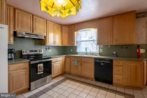 Kitchen - 505 Centre St, Reading, PA 19605 photo 3 of 4
