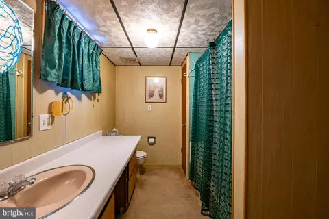 Bath - 505 Centre St, Reading, PA 19605 photo 3 of 3