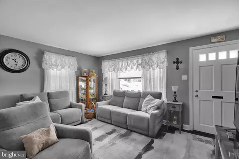 Entry Way - 135 Chestnut St, Shillington, PA 19607 photo 1 of 5