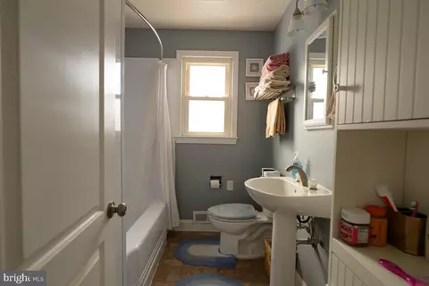 Bath - 352 Ashley Dr, Reading, PA 19607 photo 1 of 2
