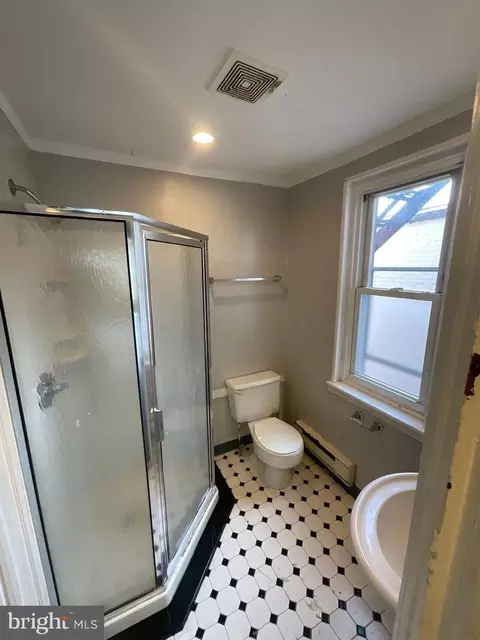 Bath - 815 Weiser St, Reading, PA 19601 photo 2 of 2