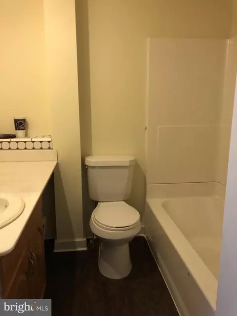 Bath - 815 Weiser St, Reading, PA 19601 photo 1 of 2