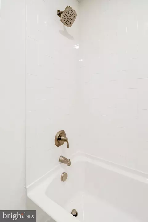 Bath - 1023 Commonwealth Blvd, Reading, PA 19607 photo 3 of 5