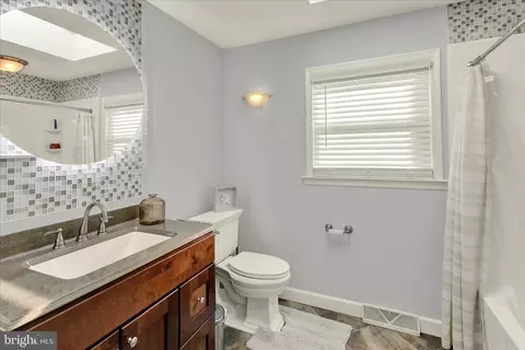 Bath - 933 Philadelphia Ave, Reading, PA 19607 photo 1 of 1