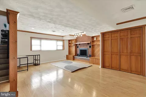 Living - 933 Philadelphia Ave, Reading, PA 19607 photo 1 of 2
