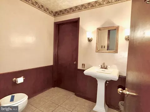 Bath - 7 Jeffrey Rd, Reading, PA 19601 photo 3 of 4
