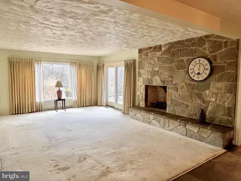 Living - 7 Jeffrey Rd, Reading, PA 19601 photo 3 of 6