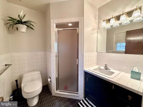 Bath - 7 Jeffrey Rd, Reading, PA 19601 photo 1 of 4