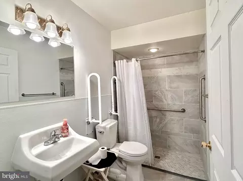 Bath - 7 Jeffrey Rd, Reading, PA 19601 photo 2 of 4