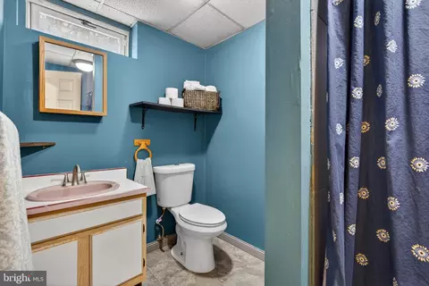 Bath - 430 Fairview St, Reading, PA 19605 photo 2 of 2