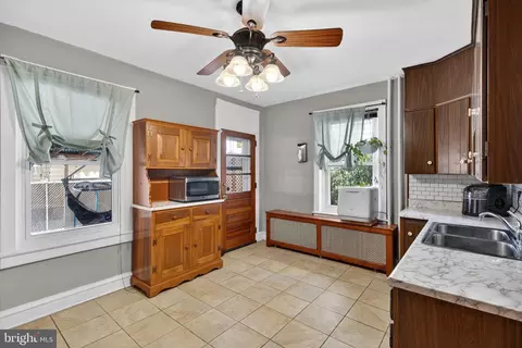 Entry Way - 430 Fairview St, Reading, PA 19605 photo 1 of 2