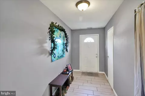 Entry Way - 1118 Fox Run, Reading, PA 19606 photo 5 of 6