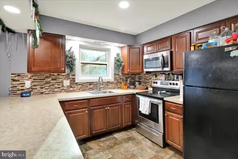 Entry Way - 1118 Fox Run, Reading, PA 19606 photo 2 of 6
