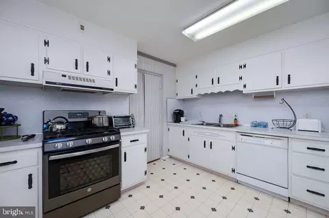 Kitchen - 1375 Pershing Blvd #404, Reading, PA 19607 photo 2 of 3