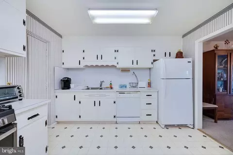 Kitchen - 1375 Pershing Blvd #404, Reading, PA 19607 photo 3 of 3