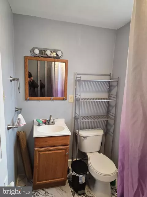 Bath - 1237 Cotton St, Reading, PA 19602 photo 1 of 1