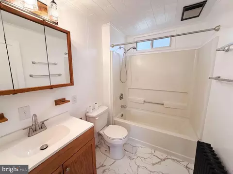 Bath - 1424 Wayne St, Reading, PA 19601 photo 1 of 1