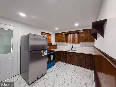 Entry Way - 1424 Wayne St, Reading, PA 19601 photo 2 of 4