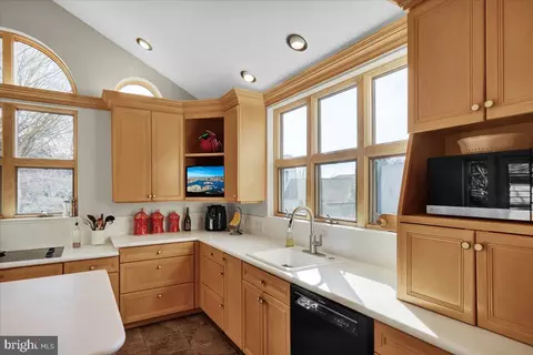 Kitchen - 15 Courtleigh Pl, Reading, PA 19606 photo 2 of 4