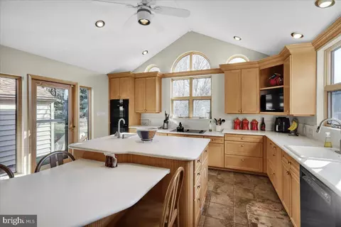Kitchen - 15 Courtleigh Pl, Reading, PA 19606 photo 3 of 4