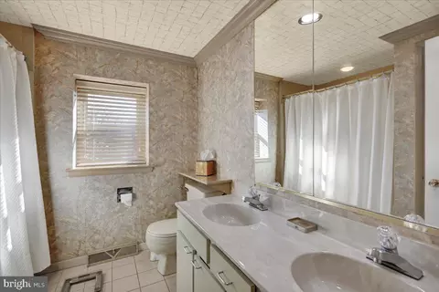 Bath - 15 Courtleigh Pl, Reading, PA 19606 photo 3 of 3