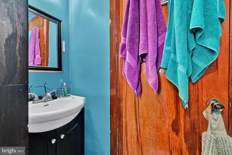 Bath - 1622 Meade St, Reading, PA 19607 photo 2 of 2