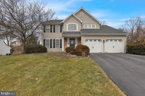 6 Lenape Dr, Morgantown, PA 19543