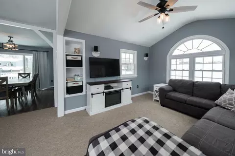 Living - 34 Carriage Cir, Oley, PA 19547 photo 2 of 3