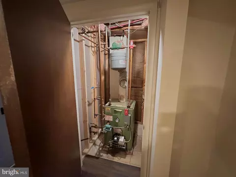 Entry Way - 701 Tamarack Trl, Reading, PA 19607 photo 3 of 4