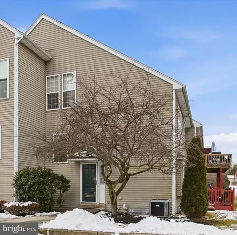 2 Horseshoe Dr, Douglassville, PA 19518
