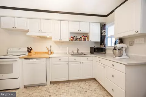 Kitchen - 129 Old State Rd, Reading, PA 19606 photo 2 of 2