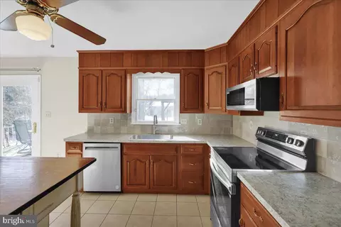 Kitchen - 267 New Castle Dr, Reading, PA 19607 photo 3 of 4