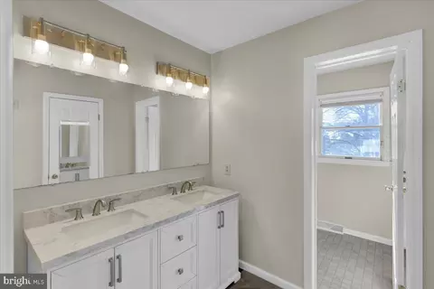 Bath - 267 New Castle Dr, Reading, PA 19607 photo 1 of 2