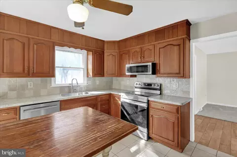 Kitchen - 267 New Castle Dr, Reading, PA 19607 photo 2 of 4