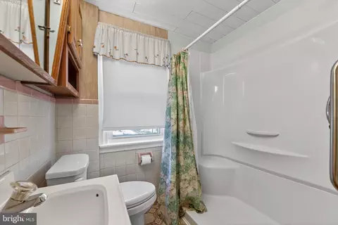 Bath - 825 Bellefonte Ave, Reading, PA 19607 photo 2 of 3