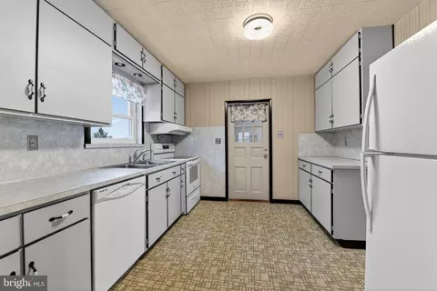Entry Way - 825 Bellefonte Ave, Reading, PA 19607 photo 3 of 7