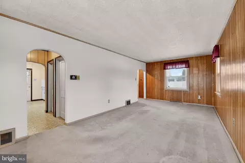 Living - 825 Bellefonte Ave, Reading, PA 19607 photo 2 of 5