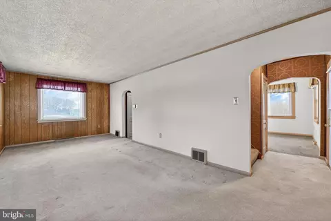Living - 825 Bellefonte Ave, Reading, PA 19607 photo 3 of 5