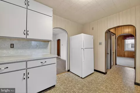Entry Way - 825 Bellefonte Ave, Reading, PA 19607 photo 4 of 7