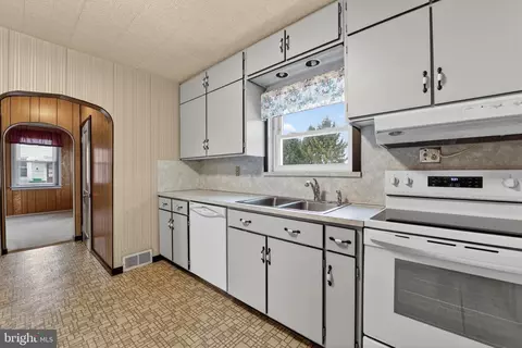 Entry Way - 825 Bellefonte Ave, Reading, PA 19607 photo 5 of 7