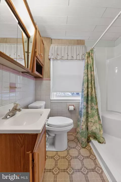 Bath - 825 Bellefonte Ave, Reading, PA 19607 photo 3 of 3
