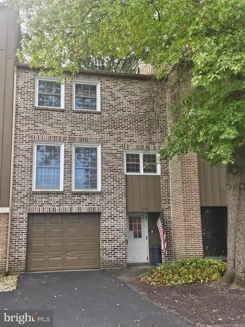 28 Club Ln, Reading, PA 19607