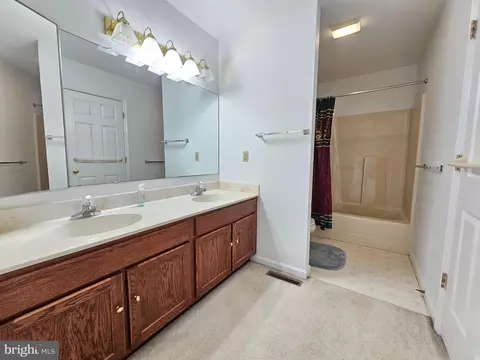 Bath - 20 Charlemont Ct, Reading, PA 19607 photo 1 of 2