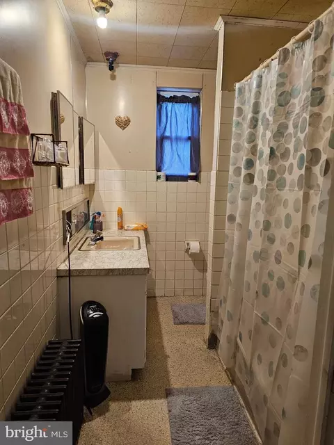 Bath - 1035 Cotton St, Reading, PA 19602 photo 1 of 1