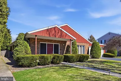 450 Warwick Dr, Wyomissing, PA 19610