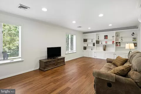 Living - 49 Fawn Dr, Reading, PA 19607 photo 2 of 7