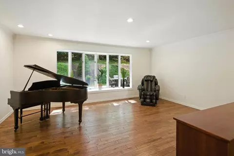 Living - 49 Fawn Dr, Reading, PA 19607 photo 7 of 7