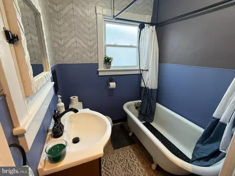 Bath - 355 Hazel St, Reading, PA 19611 photo 1 of 1