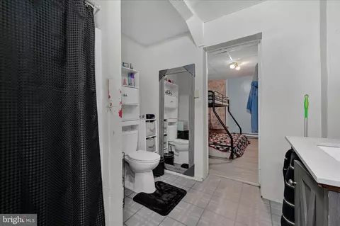 Bath - 431 Cedar St, Reading, PA 19601 photo 2 of 2