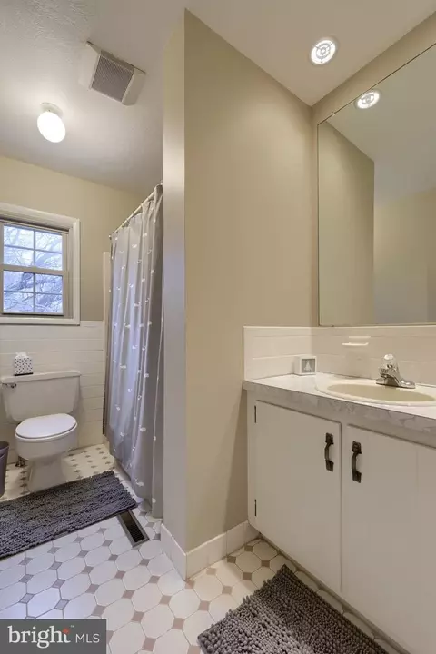 Bath - 34 Eagle Ln, Reading, PA 19607 photo 2 of 3